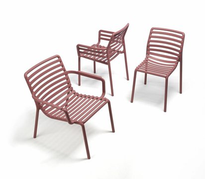 Doga Nardi garden chair with armrests made of certified dark pink material