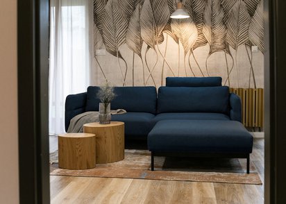 Canapé trois places Solianero avec pouf tressé bleu marine