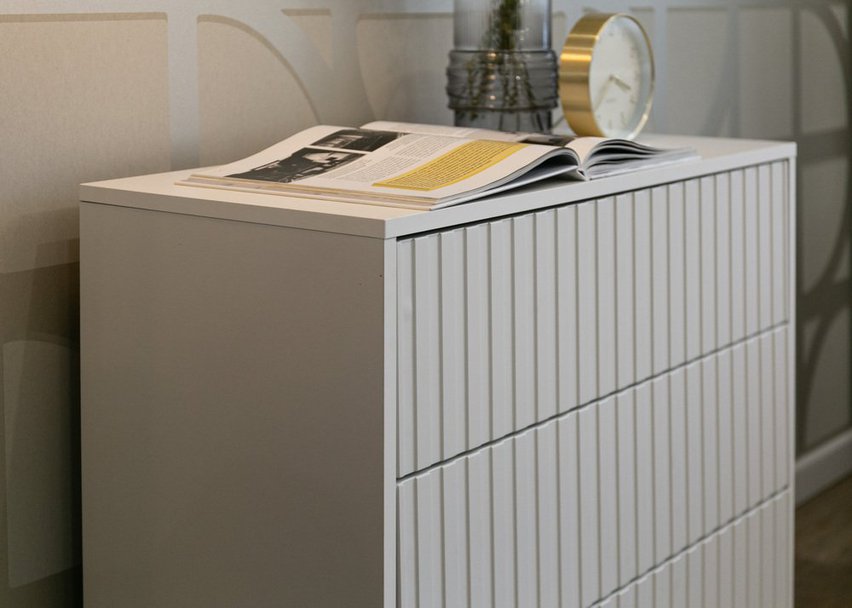 Bello three-drawer white chest of drawers with gold legs